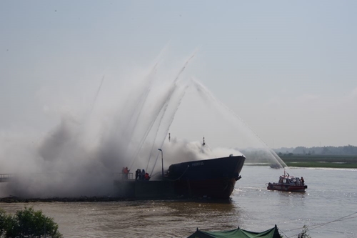 Nghệ An: Diễn tập phương án chữa cháy và cứu nạn, cứu hộ tại cảng xăng dầu